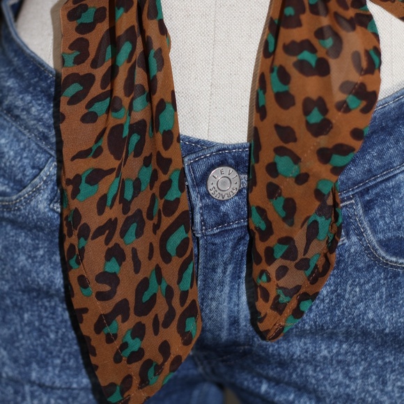 Leopard Crop Top - Picture 6 of 15